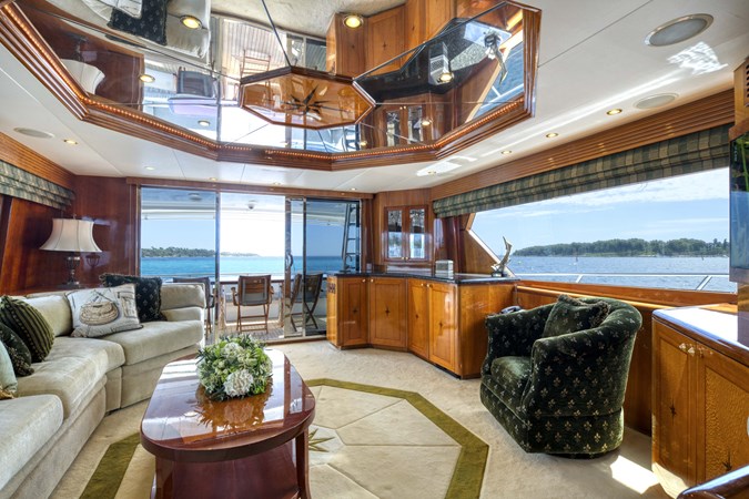 86 HATTERAS CONVERTIBLE - M/Y SPHEREFISH Main Salon