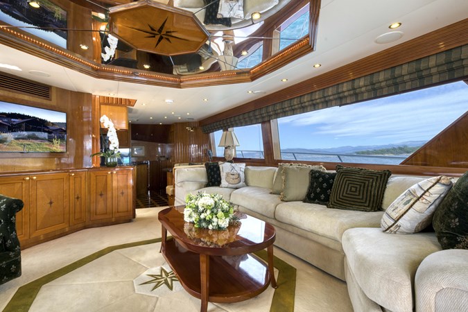 86 HATTERAS CONVERTIBLE - M/Y SPHEREFISH Main Salon