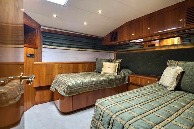 86 HATTERAS CONVERTIBLE - M/Y SPHEREFISH Twin Cabin