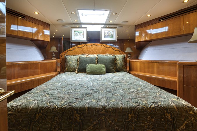 86 HATTERAS CONVERTIBLE - M/Y SPHEREFISH VIP Cabin