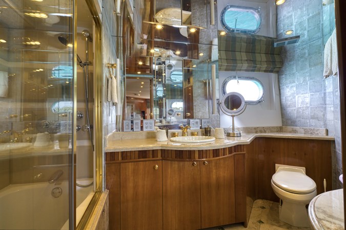 86 HATTERAS CONVERTIBLE - M/Y SPHEREFISH Master Cabin Ensuite