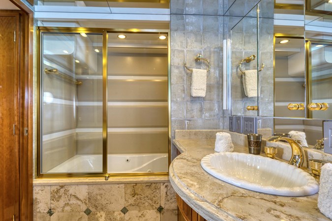 86 HATTERAS CONVERTIBLE - M/Y SPHEREFISH Master Cabin Ensuite