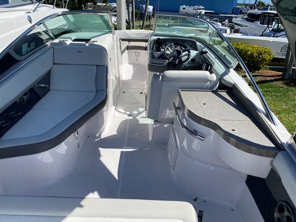 16-PORT SIDE BENCH SEAT & WET BAR