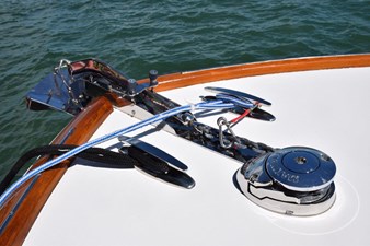 FARR GONE 27 Electric windlass and stainless chute