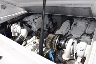 FARR GONE 37 Electric lift hatch for hull engine access