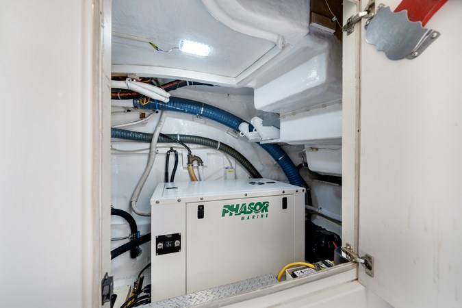 37 _ 2006 65ft Marquis Motor Yacht Pilot House OFF THE GRID