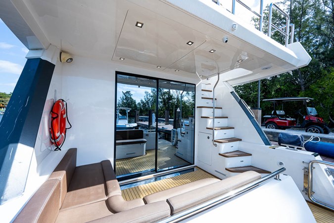 44_overblue_powercat_cockpit_2