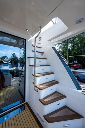 44_overblue_powercat_cockpit_3