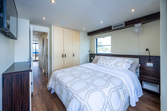 44_overblue_powercat_forward_stateroom_5