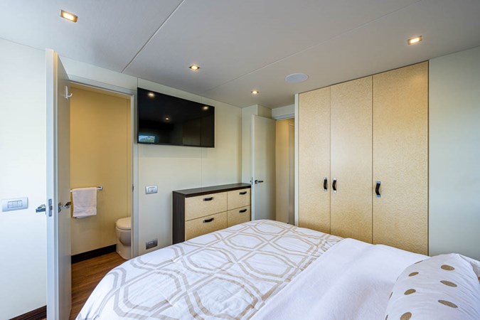 44_overblue_powercat_forward_stateroom_7