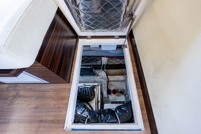 44_overblue_powercat_engine_room_hatch_1