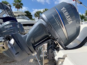 2006 Hurricane 237 Sun Deck 17 12.engine