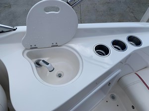 2006 Hurricane 237 Sun Deck 18 13.sink