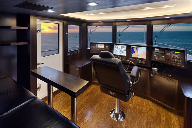 B60 Dzam Pilothouse photo 3