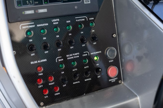 2005 PERSHING 50 - Helm Controls