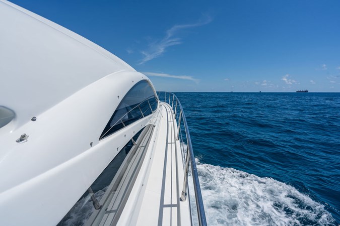 2005 PERSHING 50 - Side Veiw