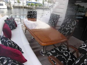 BALOZI 30 Aft Deck Seating