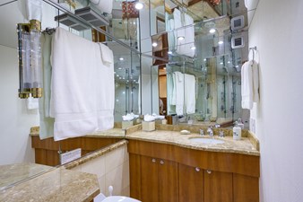 IRISH EI'S 34 Forward Stateroom Head