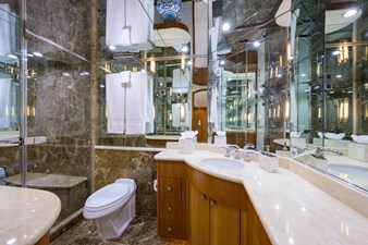 IRISH EI'S 28 Master Stateroom Head