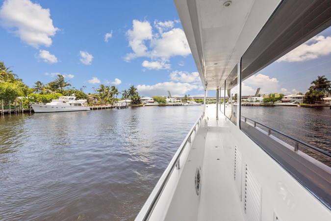 13_2006 82ft Jefferson Starship Pilothouse