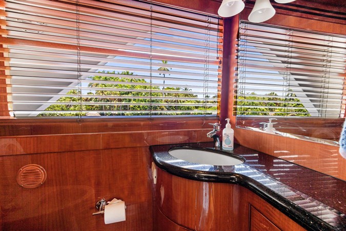 28_2006 82ft Jefferson Starship Pilothouse