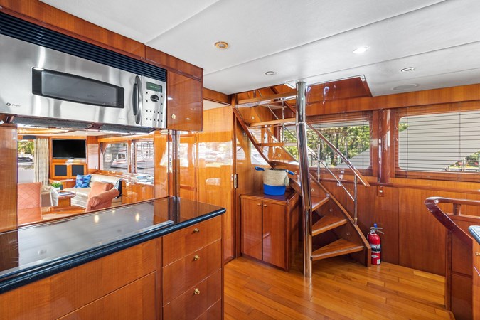 34_2006 82ft Jefferson Starship Pilothouse