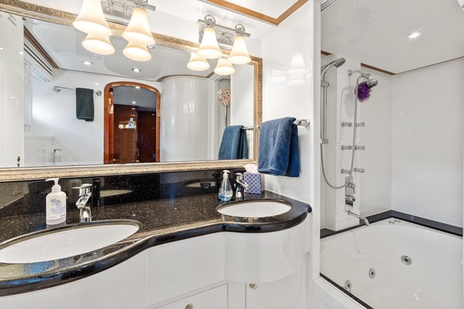 50_2006 82ft Jefferson Starship Pilothouse