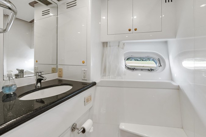 51_2006 82ft Jefferson Starship Pilothouse