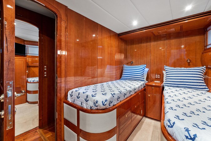 57_2006 82ft Jefferson Starship Pilothouse