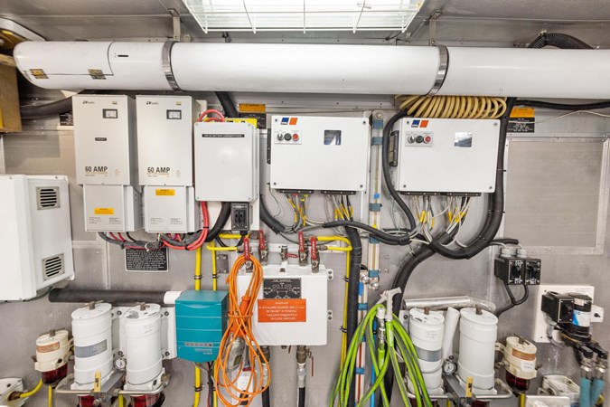 64_2006 82ft Jefferson Starship Pilothouse