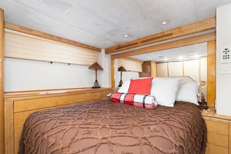 LOVELIEST LADY 27 GUEST STATEROOM