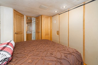 LOVELIEST LADY 28 GUEST STATEROOM
