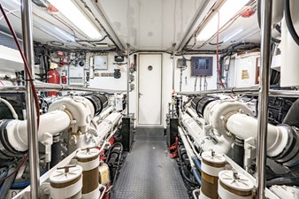 LOVELIEST LADY 32 ENGINE ROOM