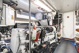 LOVELIEST LADY 33 ENGINE ROOM