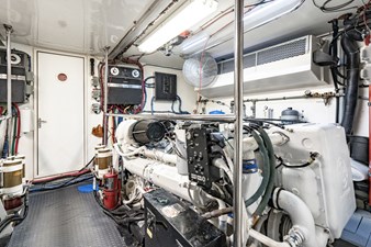 LOVELIEST LADY 34 ENGINE ROOM