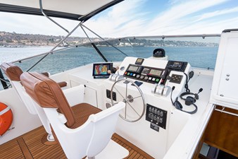 LOVELIEST LADY 39 FLYBRIDGE HELM