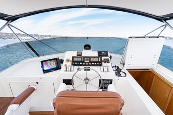 LOVELIEST LADY 41 FLYBRIDGE HELM