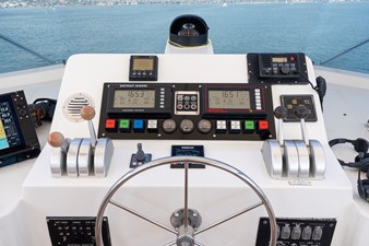 LOVELIEST LADY 42 FLYBRIDGE HELM