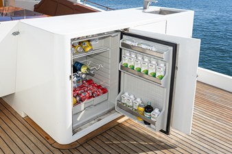 LOVELIEST LADY 48 FLYBRIDGE FRIDGE