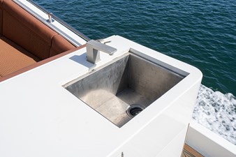 LOVELIEST LADY 49 FLYBRIDGE SINK