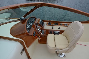 TANGO 10 Helm Seat