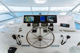 FULLY OCCUPIED 32 Flybridge Helm