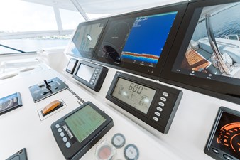 FULLY OCCUPIED 34 Flybridge Helm