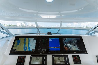 FULLY OCCUPIED 33 Flybridge Helm
