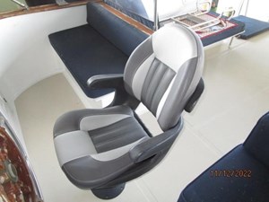 Catalina Jack 23 22_2794527_44_defever_flybridge_helmseat