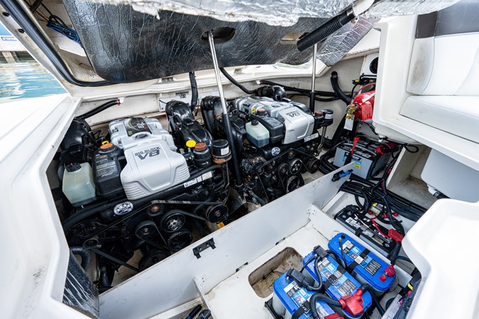 35_searay_irish_eyes_engine_room_1