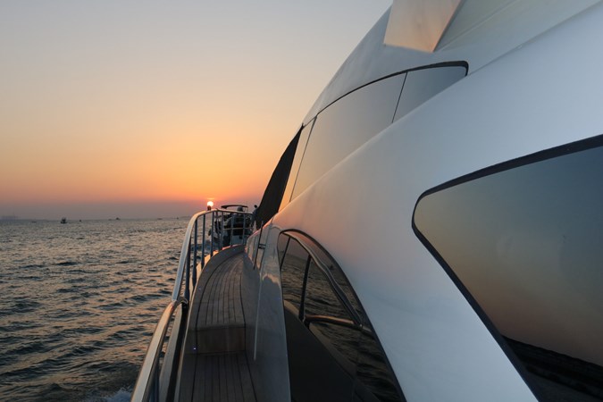AZIMUT LEONARDO 98  - EXTERIOR - SEBASTIEN AGIUS YACHT CONSULTANT