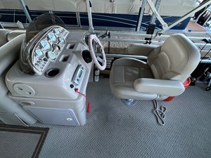 2011 SunChaser DS22 Fish and Cruise Pontoon NLWS 11 IMG_7499
