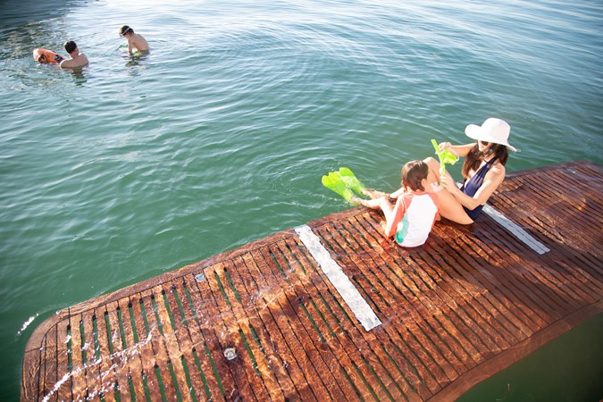 Beach / transom lift