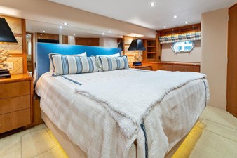 No Name 18 18_2795305_2008_hatteras_68_convertible_master_stateroom